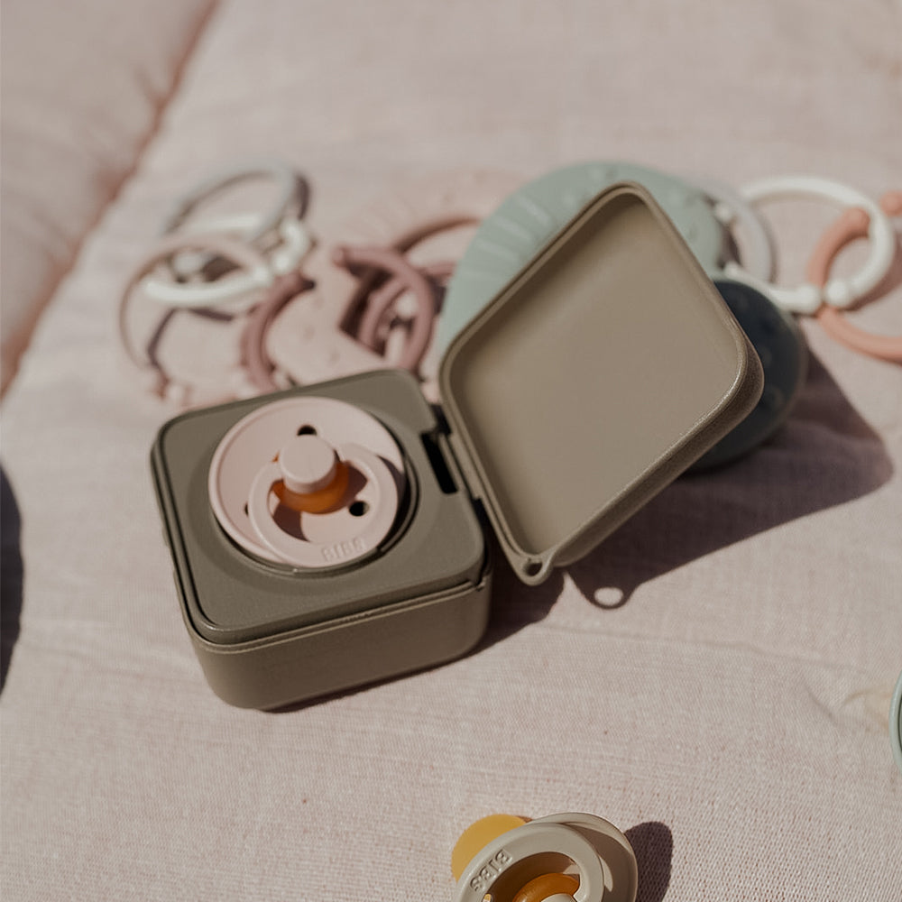 Bath Pacifier BIBS Pacifier Box - Blush – Kleine Muis